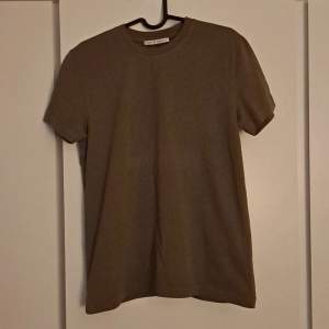 Stilren T-shirt från Tiger of Sweden  |  Bra skick  |  Storlek: 160-170  |  Nypris: 600 kr  |  Kontakta gärna vid minsta fundering