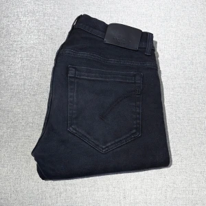Dondup George jeans - Dondup George jeans i mycket bra skick, inga tecken på användning. Storlek 33, midjemått tvärsöver: 39cm, ytterbenslängd: 98cm