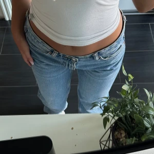 Blå jeans  - Säljer ett par blå jeans från Gina Tricot. Enkla och sköna att ha till ett bra pris.❤️