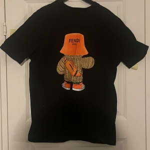 Fendi t-shirt - En Fendi t-shirt som är oversized i storlek s