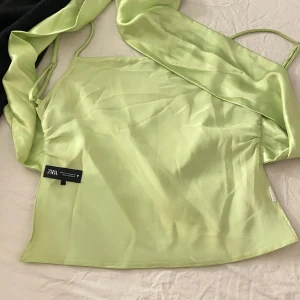 Ljusgrön satinlinne från Zara - Snygg ljusgrön satinlinne från Zara med tunna band som knyts vid ryggen 
