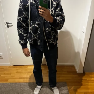 Gucci Jacka - Gucci Jacka storlek M passar mig bra (185cm/82kg) mycket bra kvalite och varm inget problem med dragkedja