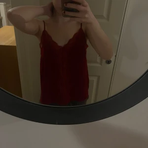 Rött linne/sovlinne i satin - Snygg rött linne med smala axelband och spetsdetaljer. 