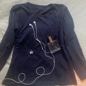 Mörkblå långärmad tröja - Säljer en stilren mörkblå långärmad tröja. Perfekt för kyligare dagar och enkel att matcha med olika outfits. Tröjan har en rund halsringning och är tillverkad i ett mjukt material.