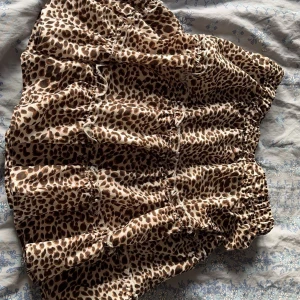 Leopardmönstrad kjol - Leopardmönstrad kjol från Shein i en kort modell. Kjolen har volanger 