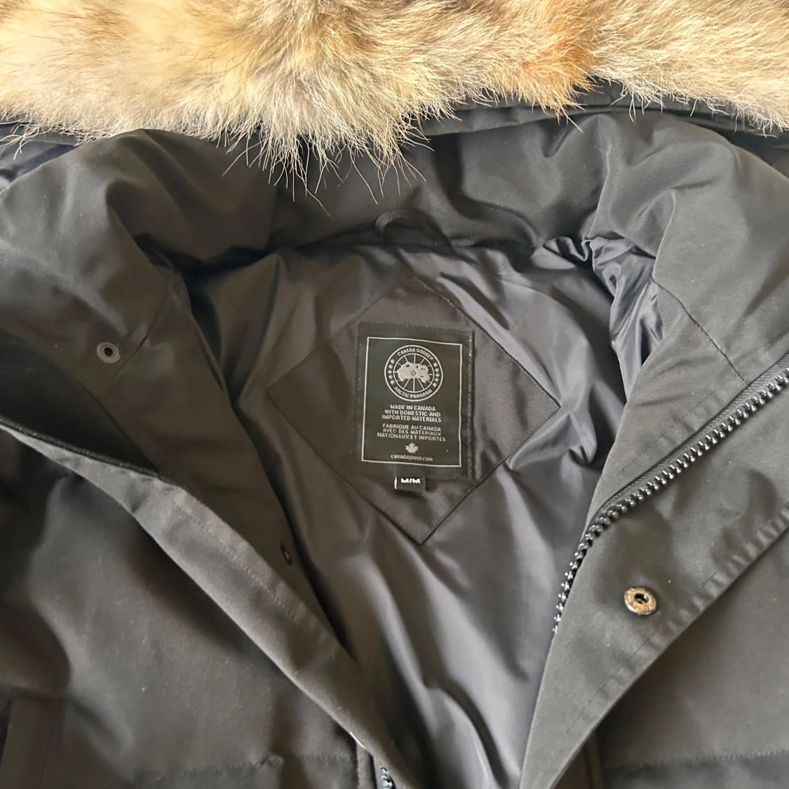 Svart parkajacka med pälsdetalj - 90