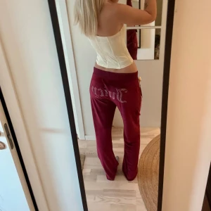 Skönaste mjukisbyxorna från Juicy Couture🤎 - Supersköna vinröda  mjukisbyxor från Juicy Couture med ikoniska loggan bak i rhinestones. 