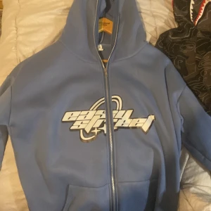 Blå full zip hoodie  - Säljer min kofta använder ej längre 