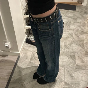 Jeans  - Säljer mina jättesnygga blå jeans från dressman då de inte kommer till användning längre.💕(skärpet medföljer ej)