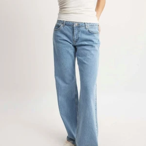 Blå jeans från NA-KD - Snygga blå jeans från NA-KD avslappnad passform och vid stil som ger en trendig look. Perfekta för en casual outfit. Jeansen är helt oanvända 