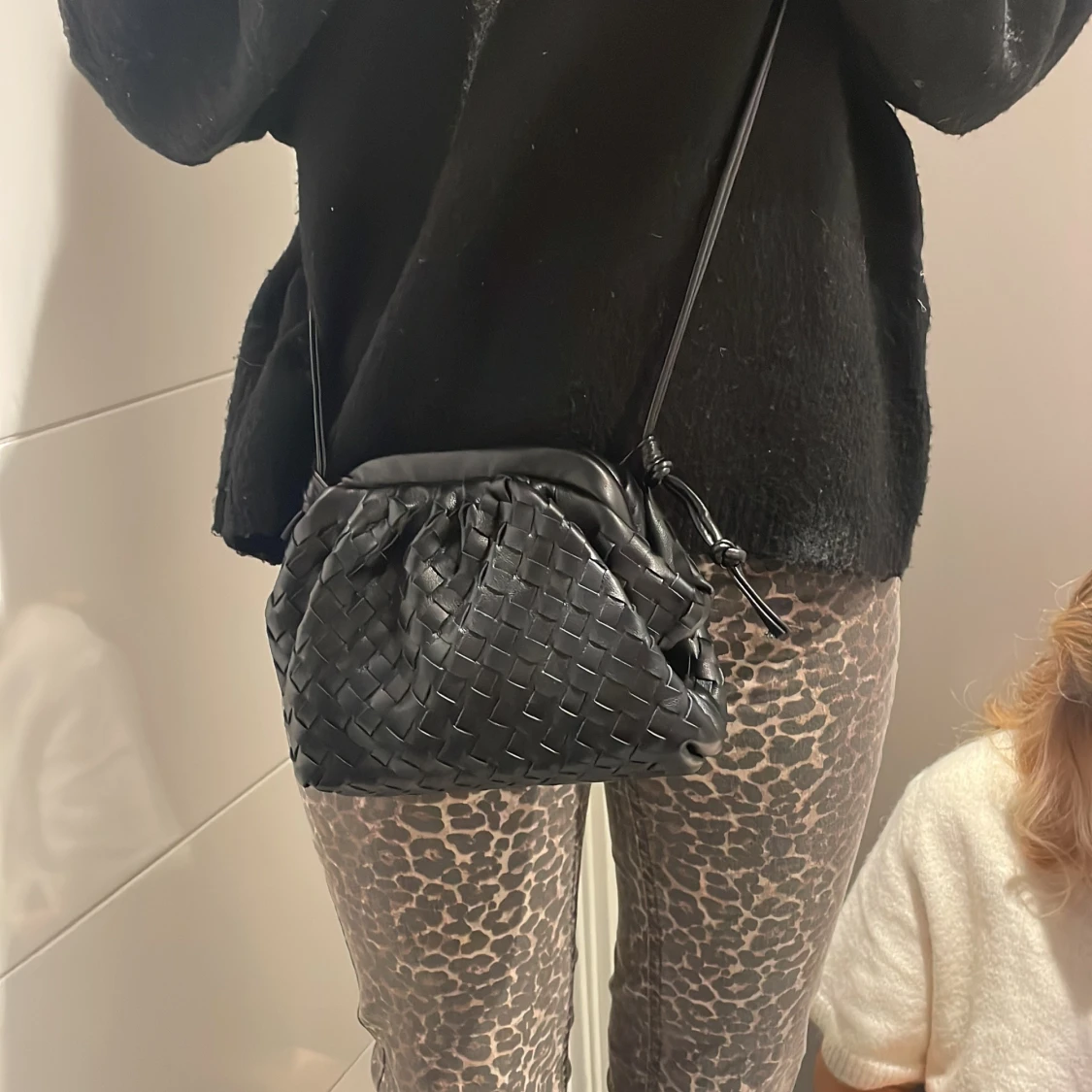 Svart flätad axelväska