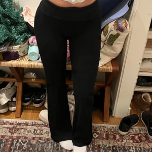Svarta bootcut yogapants  - Snygga svarta bootcut byxor med låg midja.  knappt använda och sköna