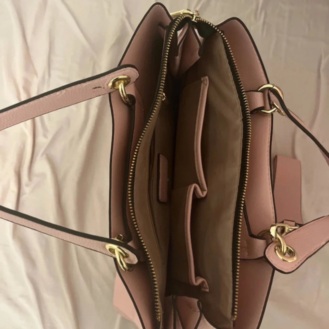 Rosa handväska med pärldetaljer - 90