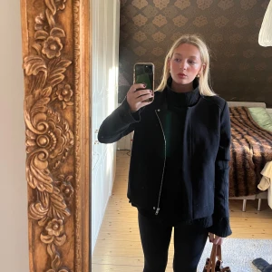 Svart jacka - Snygg svart jacka med dragkedja framtill. Jackan har en klassisk design med normal passform och långa ärmar. Perfekt för en stilren look❣️