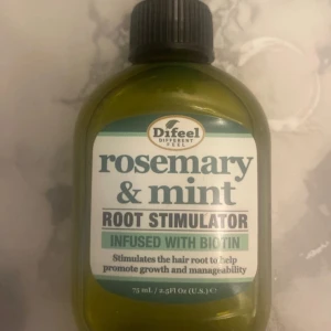 Difeel Rosemary & Mint Root Stimulator - Difeel Rosemary & Mint Root Stimulator med biotin är en hårprodukt som stimulerar hårroten för att främja tillväxt och hanterbarhet. Den kommer i en grön flaska med svart skruvlock och innehåller 75 ml.
