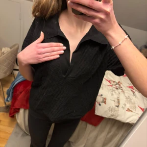 Svart T-shirt  - Svart T-shirt med v-ringning som tyvärr inte kommer till användning, fint skick dock något krympt i tvätten🖤
