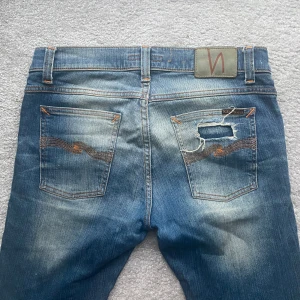 Nudie Jeans Slitningar - Ett par sjukt unika och feta Nudie Jeans med snygga slitningar och en grymt snygg tvätt 🙌| Modell: Slim- Tight Terry 👖| Skick: 9/10 ✅| Hör av er vid ytterligare frågor 🦦| StockholmWRDB