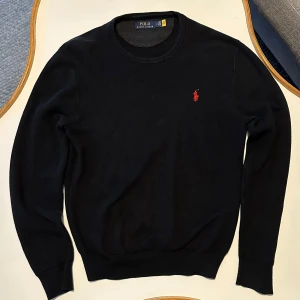 Svart tröja från Polo Ralph Lauren - Säljer en snygg svart stickad tröja från Polo Ralph Lauren. Tröjan har inga defekter, riktigt bra skick.