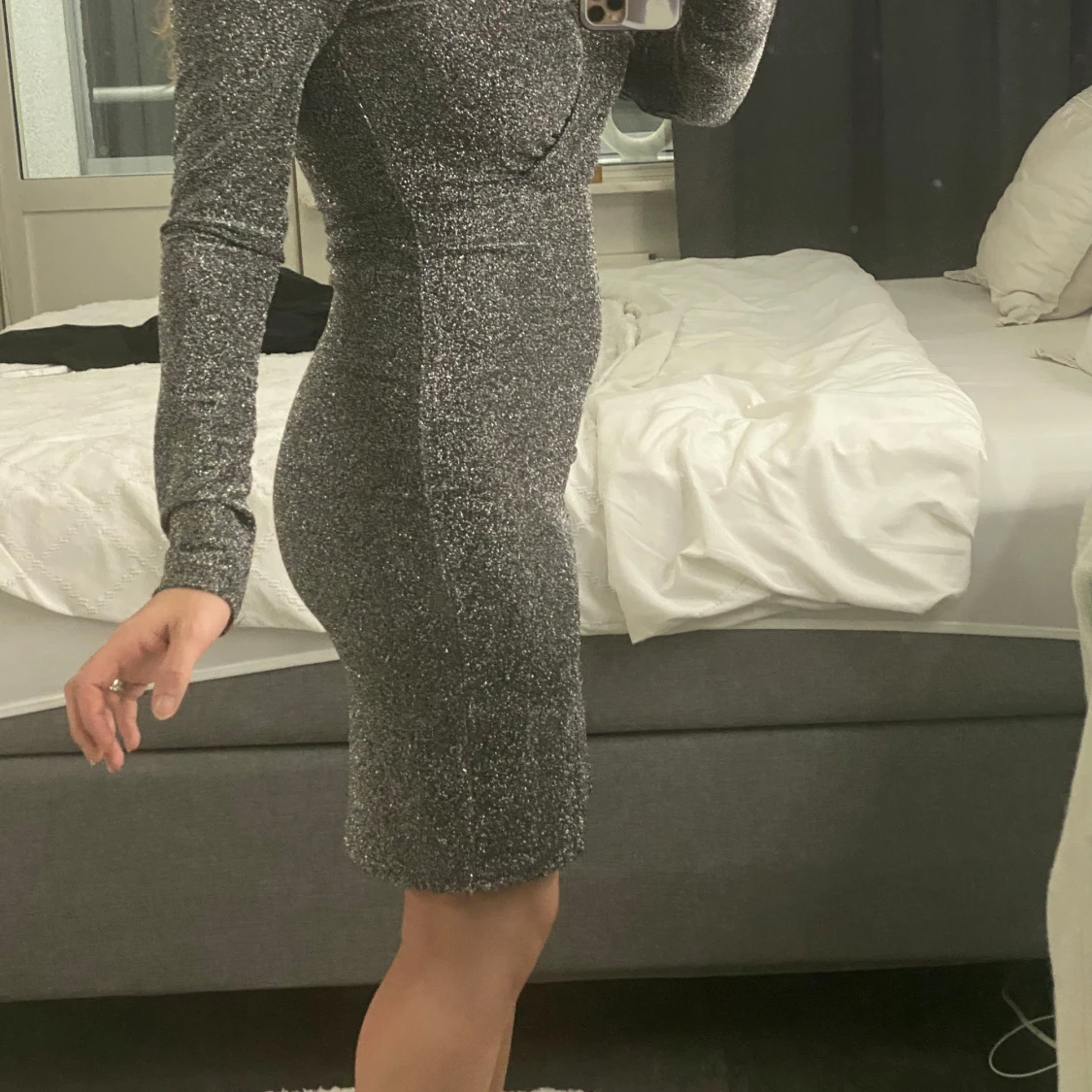 Glittrig omlottklänning - 92