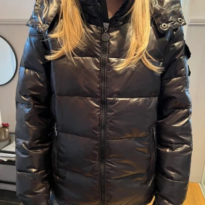 Pufferjacka - Helt ny och oanvänd glansig pufferjacka. Säljes på grund av felbeställning. Storlek small. 