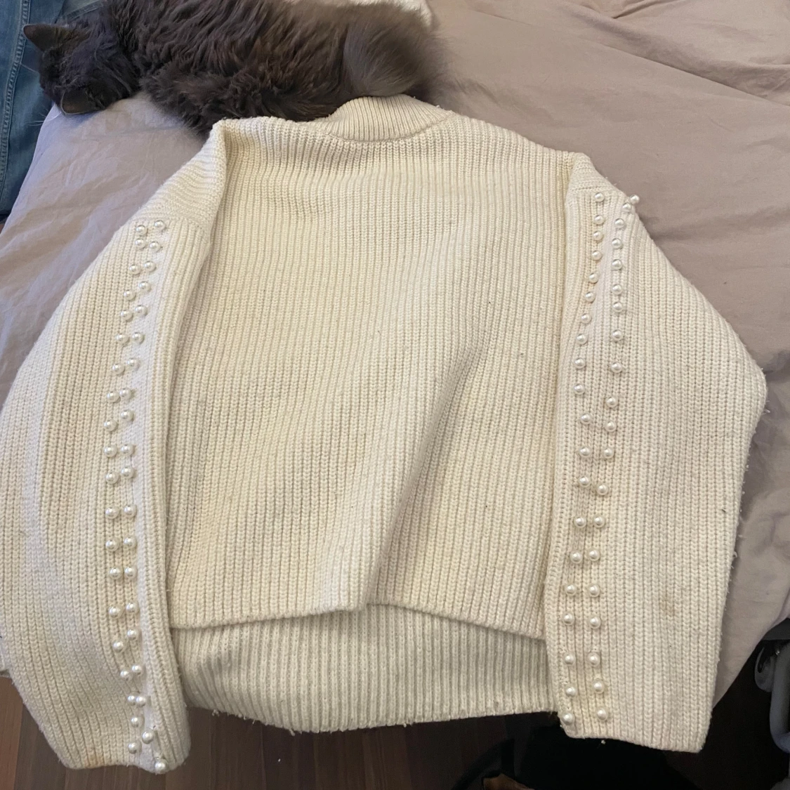 Vit stickad tröja med pärldetaljer