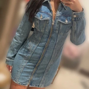 Jeansklänning med dragkedja - Långärmad jeansklänning, aldrig använd med prislapp på. Normal i storleken. Nypris 500kr och är slutsåld. 