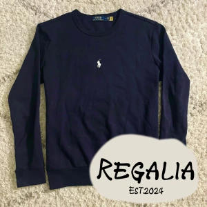 Ralph Lauren sweatshirt - Säljer en stilren navy tröja frän Polo Ralph Lauren i storlek M. Tröjan är i mycket bra skick och är endast använd ett fätal gänger. Perfekt för bäde vardag och fest! Nypris ligger runt 2000kr, givetvis äkta! Priset är inte hugget i sten 🪨och skriv om du har npgra funderingar 😉