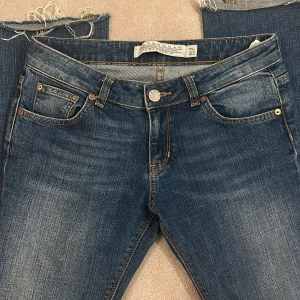 Blå bootcut jeans - Snygga blå bootcut jeans från Zara Woman. De har en låg midja och klassisk femficksdesign. Gammal model. Kom privat för bättre bilder💓Skulle säga storlek S