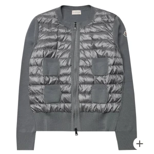 Grå jacka från Moncler - Skulle vilja byta min gråa moncler jacka till en svart eller vit i storlek xs/s eller sälja den för ett bra pris😀