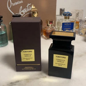 Tom Ford Tobacco Vanille Eau de Parfum 100 ml - Säljer en lyxig Tom Ford Tobacco Vanille Eau de Parfum i en elegant svart flaska med guldiga detaljer. Doften är en rik blandning av tobak och vanilj, perfekt för den som älskar varma och kryddiga toner. Flaskan rymmer 100 ml och kommer i en stilren brun förpackning. Helt ny endast test sprejad 2-3 gånger. Box finns med, nypris 3625kr. Mitt pris 1700 pris kan diskuteras vid snabb affär :)