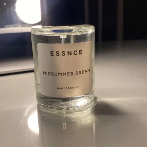 Midsummer Dream Eau de Parfum från Essnce - Upptäck Midsummer Dream, en Eau de Parfum från Essnce. Den kommer i en stilren, genomskinlig glasflaska med en minimalistisk etikett. Nästan helt ny!