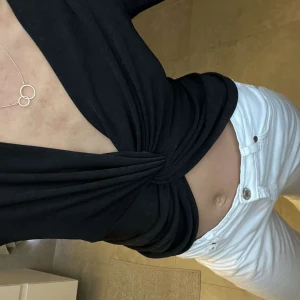 Svart topp - Super snygg topp från Nelly! Aldrig andvänd och är i toppen skick🥰