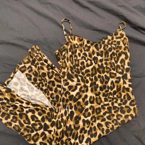 Leopardmönstrad linneklänning - Lång leopardmönstrad klänning, aldrig använd