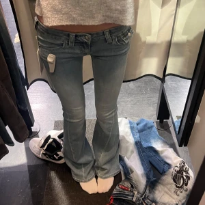 ‼️Söker i w23‼️Jag på bilden för storleksförslag‼️ -  Söker de här byxorna ifrån True religion som jag har på mig i bilden  i Storlek W24 Max:700kr