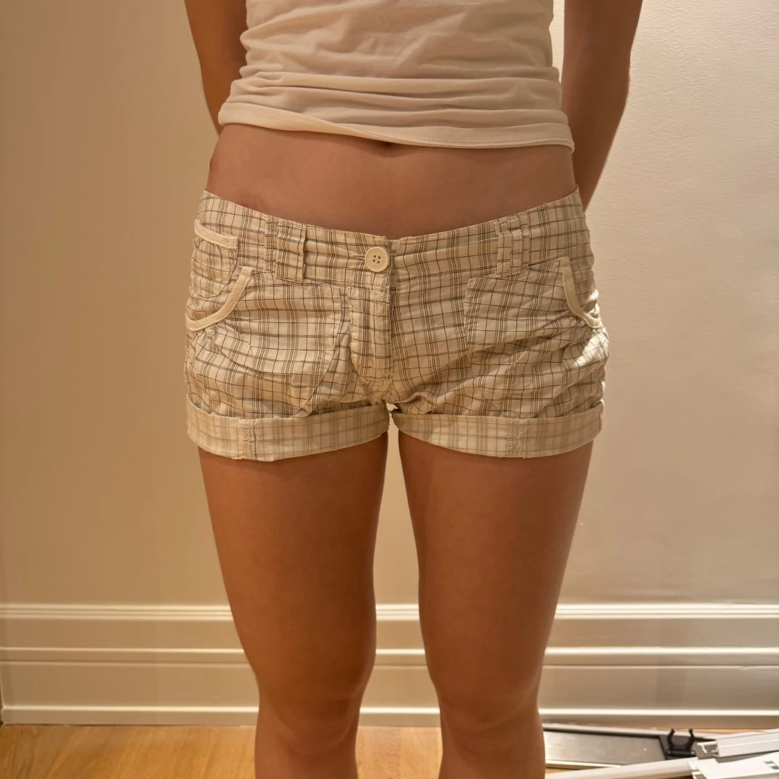 Grå vita Rutiga tygshorts  - 1