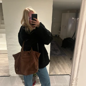 Brun väska - Brun väska, har några defekter som syns på bilden. Annars bra skick