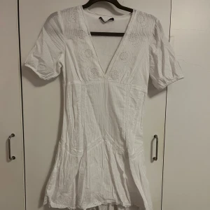 Zara klänning  - Fin klänning från Zara med broderidetaljer och en korsett-passform vilket gör att den sitter snyggt på kroppen. Perfekt till student eller midsommar, mycket bra skick i storlek xs💕