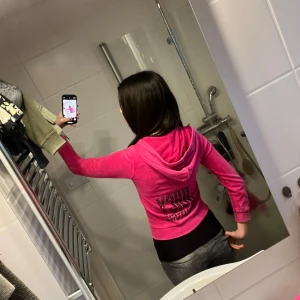 Rosa hoodie Juicy Couture  - Säljer en snygg rosa hoodie från Juicy Couture. Den är alldeles för liten på mig. Sitter dock skit snyggt back och fram men säljer pga av att ärmarna är för korta.