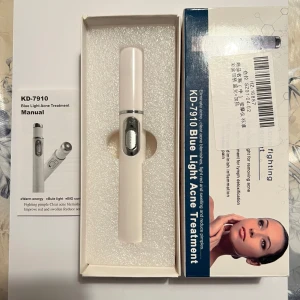 KD-7910 Blue Light Acne Treatment - En blåljusbehandling för akne, KD-7910, som hjälper till att minska finnar och förbättra hudens utseende. Den är kompakt och lätt att använda, perfekt för daglig hudvård.