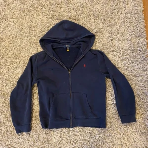 Ralph Lauren zip hoodie - Säljer en riktig snygg Ralph Lauren zip hoodie🔥|  Nypris ~ 1200kr | äkta | Fråga gärna om du har några frågor kring hoodien 🙌🙌|