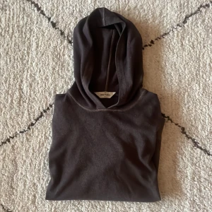 Brun hoodie från Gran Sasso - Skit najs hoodie från Gran Sasso! | Grymt skick, inga defekter | Kashmir och ull blandning | Nypris ca 3000kr, mitt pris endast 1000kr | Just denna modell säljs inte längre, köptes på Ströms för ett år sedan (kvitto finns). | Storlek 48, motsvarar S | Svarar gärna på era frågor och funderingar! 