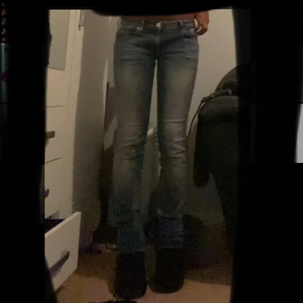 säljer ett par lågmidjade jeans från replay dem passar mig som är 165! Pris kan diskuteras💕. Farkut & Housut.