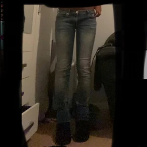 Blå jeans med bootcut - säljer ett par lågmidjade jeans från replay dem passar mig som är 165! Pris kan diskuteras💕