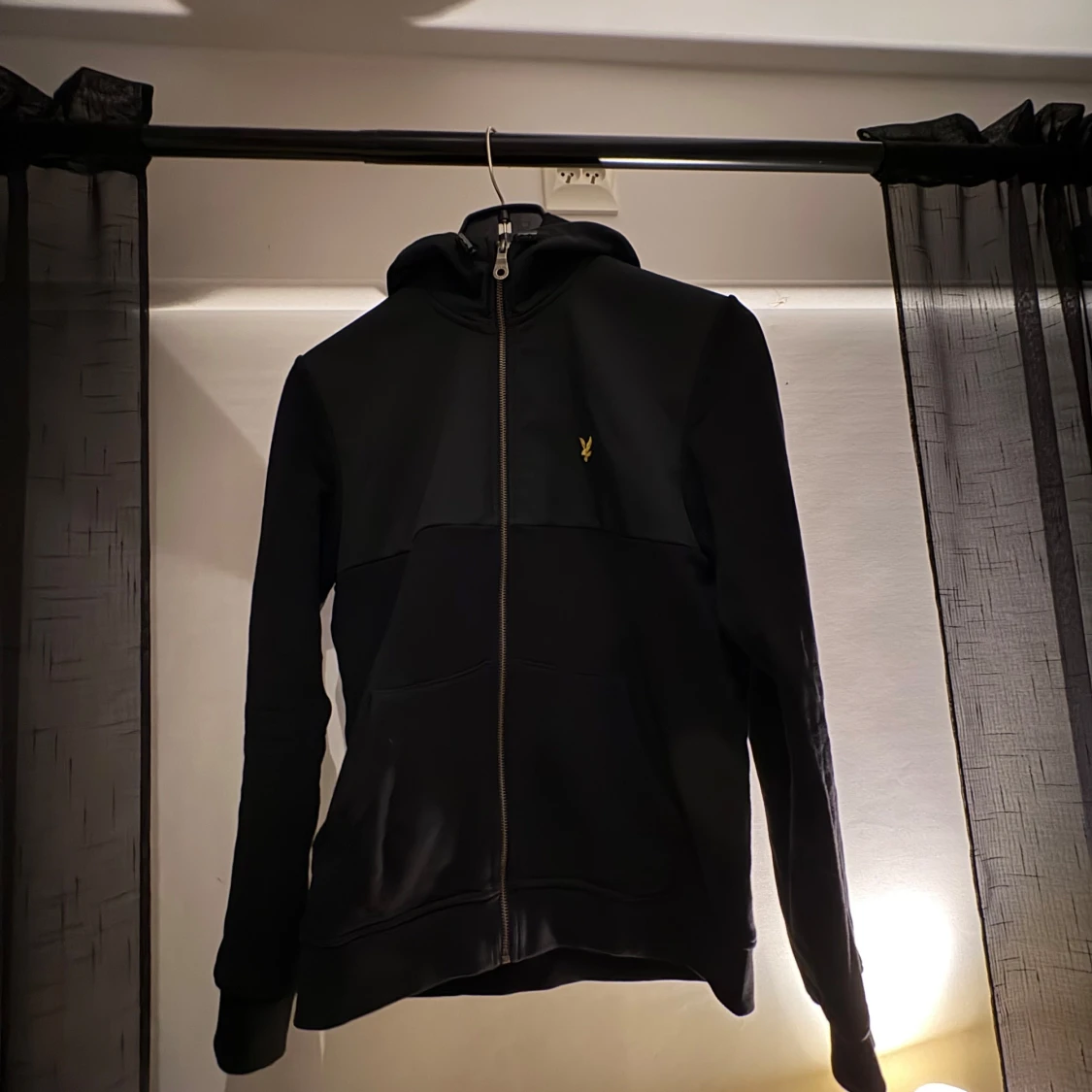 Svart huvtröja med dragkedja