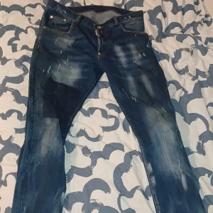 Dsquared2 jeans - Dsquared2 jeans i bra skick storlek 48 (är själv 176 o cirka 64kg o dom sitter bra)