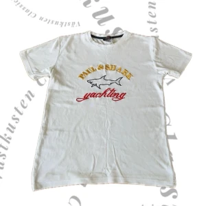 Paul & Shark T-shirt  - Tjena! Säljer nu denna stört snygga T-Shirt från det exklusiva märket Paul&Shark. Tröjan är nästan helt defektfri pyttelite tråd som lossnat men syns inte vid användning och är i nyskick 8/10! Nypriset på dessa tröjor är ca 1500-1800! Vårt pris: 549 kr  Ej hugget i sten! Hör av dig vid frågor/funderingar!😃🤙🏎️💨 