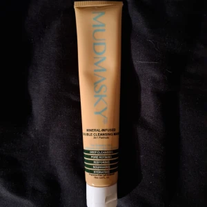 Mineral-infused Double Cleansing Mask från Mudmasky NY - Mudmasky Mineral-infused Double Cleansing Mask är en 3-i-1 formula som erbjuder djup rengöring, porförfining, återställande, närande och återfuktande egenskaper. Perfekt för en komplett hudvårdsrutin.
