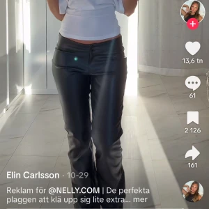 Svarta skinnbyxor - Snygga svarta skinnbyxor med flare-stil. Perfekt till vardas men också festliga tillfällen. Endast använda en gång och de kommer tyvärr inte till användning längre och där av säljer jag dom. Kontakta för fler bilder🥰 Nypris 60€ Första bilden: från Elin Carlssons tiktok☺️