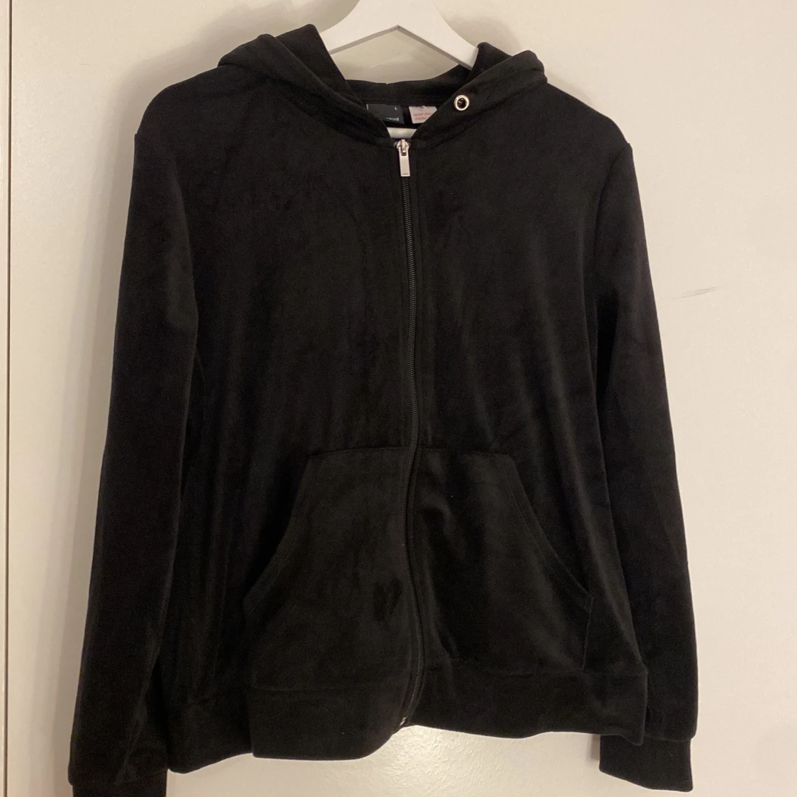 Svart hoodie och byxor i mjukt material