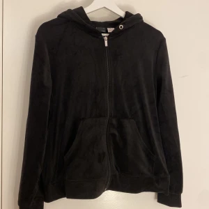Svart hoodie och byxor i mjukt material - Säljer en svart hoodie med dragkedja och matchande byxor i mjukt material. Säljer båda, byxorna är i storlek xs, och tröjan är i storlek L, men passar för xs och s också! Har inte använt dom så mycket!🫶🏼❤️både byxan och tröjan kommer med i samma paket!
